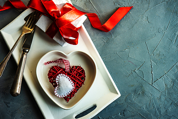 포토 JPG 해외이미지 식기 접시 리본 발렌타인데이 사랑 사람없음 세트 하트 파란배경 해외202007 해외포토 모양 감정 백그라운드 데이이벤트 파란색 파일형식