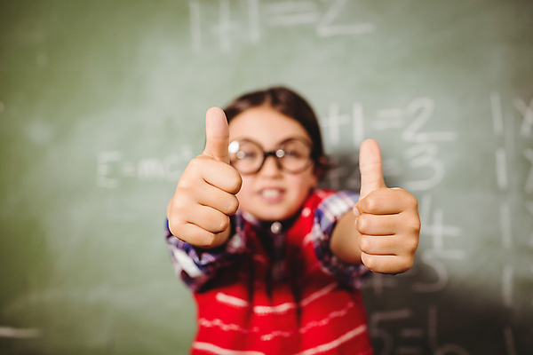 포토 JPG 해외이미지 백인 학생 교육 남자 행복 안경 어린이 교실 학교 수업 초등학교 서기 소년 학습 칠판 자신감 수학 긍정 해외202007 해외포토 서양인 잡화 감정 컨셉 교과목 모션 사람 파일형식