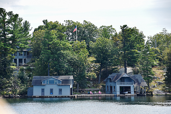 포토 JPG 해외이미지 주간 나무 공원 호수 바다 섬 여행 컨셉 캐나다 건축양식 자연 휴가 주택 풍경 사람없음 야외 건물 목재 물 여름 강 환경 회색 물방울 보트 고급 숲 속도 진짜 해외202007 해외포토 자연요소 식물 건축물 계절 공공시설 건축 컬러 북아메리카 배_교통 재료 생태계 파일형식