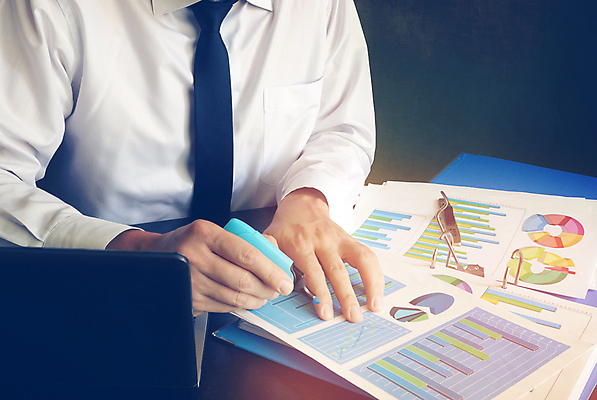 포토 JPG 해외이미지 남자 비즈니스 탁자 한명 사람 앉기 성인 금융 경제 비즈니스맨 책상 분석 경영자 비서 회계 세금 성인남자한명만 해외202007 해외포토 직업 1 가구 컨셉 모션 직장인 리더 남자한명만 성인남자만 파일형식