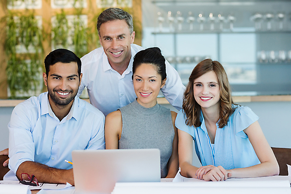 포토 JPG 해외이미지 라이프스타일 여자 남자 40대 중년 비즈니스 직장 서기 미소 앉기 여러명 상반신 20대 성인 앞모습 노트북 동료 해외202007 해외포토 뷰포인트 다수 회사 관계 모션 표정 사람 청년 생활 전자제품 파일형식