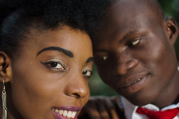 포토 JPG 해외이미지 커플 응시 얼굴 함께함 사랑 미소 웃음 사람 소년 두명 해외202007 해외포토 시선 남자 감정 어린이 컨셉 관계 표정 신체부위 파일형식