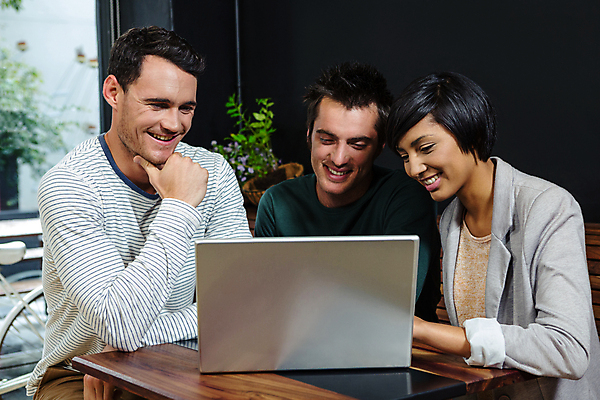 포토 JPG 해외이미지 응시 여자 남자 미소 앉기 상반신 20대 앞모습 옆모습 세명 노트북 카페 동료 성인만 해외202007 해외포토 시선 뷰포인트 관계 모션 표정 사람 청년 전자제품 상점 파일형식