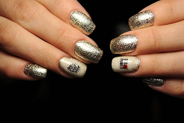 포토 JPG 해외이미지 손 여자 손가락 검은배경 근접촬영 신체부위 손톱관리 네일아트 손톱 해외202007 해외포토 뷰포인트 백그라운드 사람 뷰티 검은색 파일형식