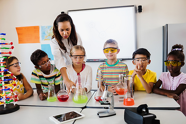 포토 JPG 해외이미지 외국인 학생 여자 교육 남자 초등학생 어린이 수업 초등학교 현미경 실험기구 실험 서기 소년 여러명 상반신 20대 성인 앞모습 교사 시험관 비커 과학교육 과학실 보안경 해외202007 해외포토 직업 뷰포인트 과학 다수 학교 모션 사람 인종 청년 안전장비 파일형식