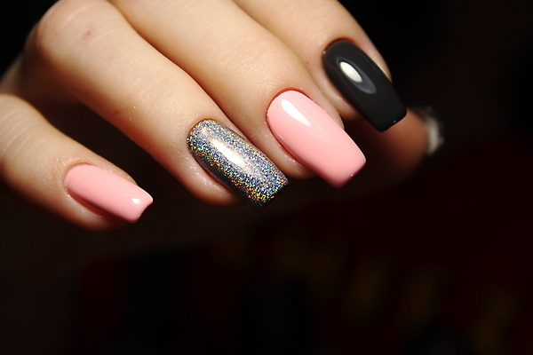 포토 JPG 해외이미지 무료이미지 손 여자 검은배경 근접촬영 신체부위 손톱관리 네일아트 손톱 해외202007 해외202105 해외포토 뷰포인트 백그라운드 사람 뷰티 검은색 파일형식