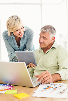 포토 JPG 해외이미지 백인 디자인 여자 남자 중년 50대 비즈니스 실내 서기 미소 들기 앉기 상반신 성인 두명 앞모습 노트북 비즈니스맨 비즈니스우먼 디자이너 동료 해외202007 해외포토 서양인 직업 뷰포인트 관계 모션 표정 사람 내부 전자제품 직장인 파일형식