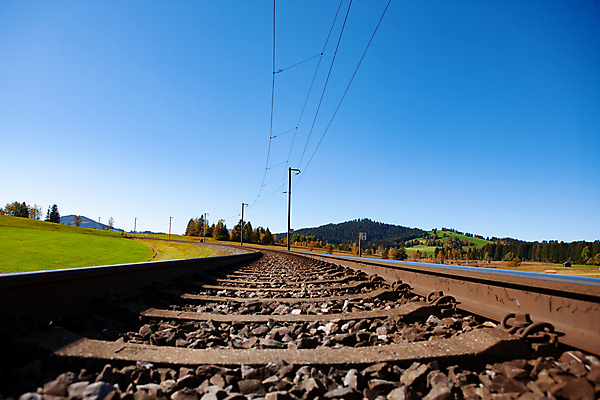 포토 JPG 해외이미지 무료이미지 산업 길 선 여행 백그라운드 교통시설 자연 하늘 풍경 사람없음 야외 빛 일출 금속 황혼 일몰 기차 화물 전철 역 물류 선로 철책 해외202007 해외202105 해외포토 육상교통 교통 재질 대중교통 노을 운송업 시설 생태계 파일형식