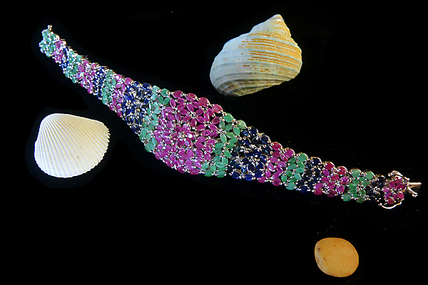 포토 JPG 해외이미지 디자인 결혼 백그라운드 목걸이 팔찌 선물 사람없음 빛 유행 반지 화려 황금 고급 은색 크리스탈 보석 수집 에메랄드 다이아몬드 보물 고립 사파이어 전용 핸드메이드 해외202007 해외포토 컬러 컨셉 장신구 이벤트 광석 파일형식