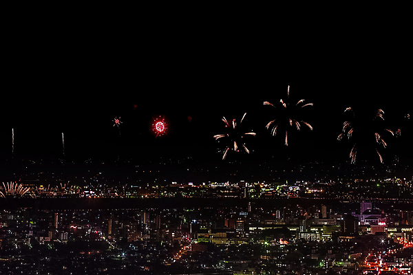 포토 JPG 해외이미지 기념일 행복 백그라운드 크리스마스 하늘 불 추상 휴가 불꽃 새로움 기념 폭죽 이벤트 사람없음 파란색 빛 강 컬러풀 노란색 파티 축제 어둠 축하 업무 닫기 떨어짐 야간 저녁 폭발 연도 경례 파열 광 독립 웅장함 해외202007 해외포토 자연요소 감정 컬러 컨셉 무늬 모션 인사 작업 파일형식