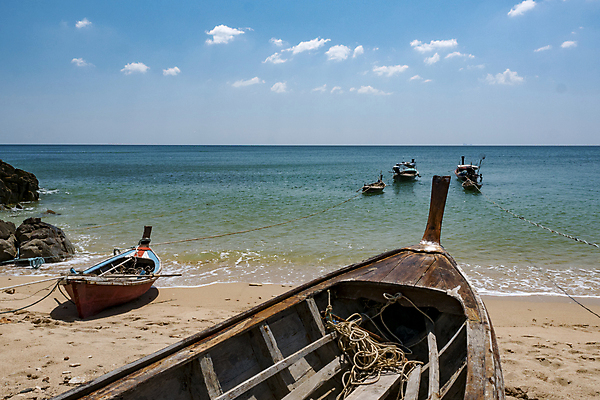 포토 JPG 해외이미지 무료이미지 모래 바다 섬 여행 백그라운드 태국 자연 하늘 낚시 풍경 사람없음 야외 물 여름 파란색 일몰 보트 정박 수평선 해외202007 해외202105 해외포토 자연요소 계절 아시아 컬러 배_교통 레저 노을 생태계 파일형식