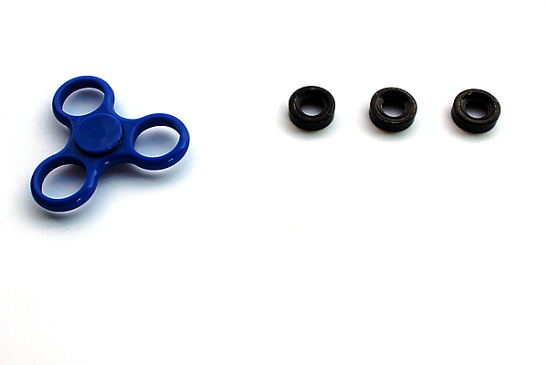 포토 JPG 해외이미지 손 어린이 조각 백그라운드 손가락 놀이 스트레스 취미 사람없음 파란색 장난감 에너지 게임 흰색 플라스틱 오브젝트 프로펠러 회전 롤러 고립 돌리기 인기 철강 해외202007 해외포토 컬러 모션 재질 사람 신체부위 파일형식