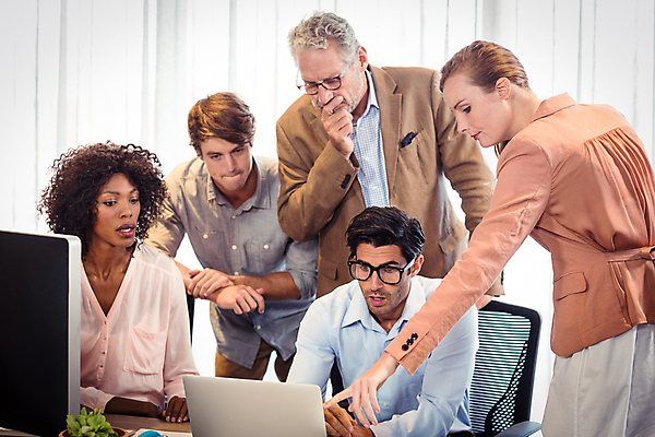 포토 JPG 해외이미지 백인 응시 여자 남자 중년 50대 비즈니스 직장 실내 서기 앉기 여러명 상반신 20대 성인 앞모습 옆모습 30대 노트북 가리킴 비즈니스우먼 토론 동료 심각 해외202007 해외포토 서양인 시선 뷰포인트 다수 컨셉 회사 관계 모션 사람 손짓 청년 내부 장년 전자제품 직장인 파일형식