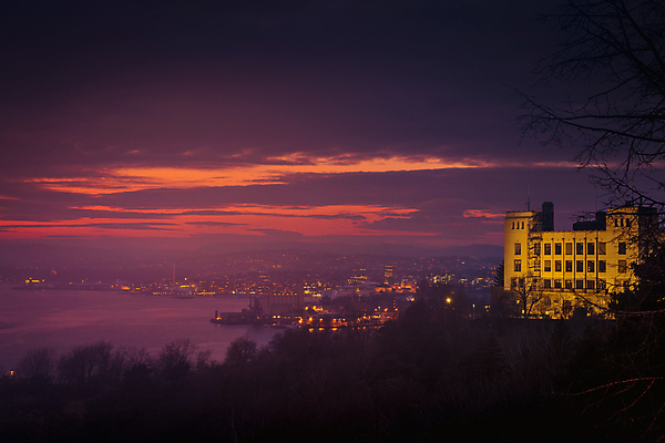 포토 JPG 해외이미지 구름 유럽 바다 섬 여행 건축양식 자연 하늘 노르웨이 사람없음 야외 건물 물 파란색 빛 도시풍경 컬러풀 태양 평화 일출 항구 황혼 일몰 추위 도시 만 황금 저녁 스카이라인 넘어짐 다도해 스칸디나비아 오슬로 피오르 해외202007 해외포토 자연요소 건축물 건축 나라 컬러 컨셉 교통시설 모션 풍경 노을 야간 생태계 지형 파일형식