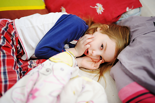 포토 JPG 해외이미지 딸 행복 어린이 베개 침구 아침 휴식 주택 건강 한명 가로 빨간색 금발 맑음 꿈 잠옷 침대 달콤 담요 낮잠 보안 일요일 걸음마 취침시간 안락 해외202007 해외포토 주간 1 헤어스타일 옷 감정 컬러 가구 컨셉 가족 모션 날씨 안전 사람 건물 잠 맛 요일 파일형식