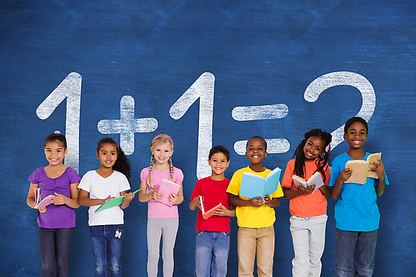 포토 JPG 해외이미지 외국인 여자 교육 남자 초등학생 어린이 초등학교 서기 들기 소년 여러명 상반신 앞모습 책 수학 덧셈 파란배경 일렬 어린이만 해외202007 해외포토 학생 뷰포인트 다수 백그라운드 교과목 학교 모션 사람 인종 파란색 파일형식