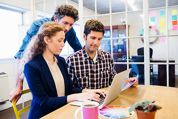 포토 JPG 해외이미지 백인 응시 여자 남자 40대 중년 미소 앉기 상반신 20대 성인 앞모습 옆모습 세명 30대 노트북 직장인 비즈니스맨 비즈니스우먼 동료 해외202007 해외포토 서양인 직업 시선 뷰포인트 비즈니스 관계 모션 표정 사람 청년 장년 전자제품 파일형식