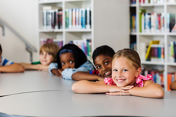 포토 JPG 해외이미지 외국인 학생 응시 여자 교육 남자 초등학생 어린이 엎드리기 의자 교실 초등학교 앉기 소년 여러명 상반신 턱괴기 도서관 책상 어린이만 해외202007 해외포토 시선 가구 다수 학교 모션 사람 인종 파일형식