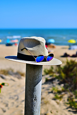 포토 JPG 해외이미지 무료이미지 모자 라이프스타일 디자인 행복 모래 바다 여행 자연 하늘 휴식 풍경 사람없음 야외 물 여름 선글라스 태양 맑음 해외202007 해외202105 해외포토 자연요소 잡화 계절 감정 안경 컨셉 날씨 생활 생태계 파일형식