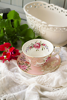 포토 JPG 해외이미지 무료이미지 전통 그릇 식기 접시 영어 꽃 커피 음료 분홍색 백그라운드 무늬 꽃무늬 탁자 영국 사람없음 컵 쌓기 식사 중국 낭만 수확 골동품 벚꽃 흰색 시골 도자기 화려 그리기 황금 우아함 닫기 차 아침식사 찻잔 오브젝트 백자 빅토리아 옛날 바이에른 스타일 바이에른사람 해외202007 해외202105 해외포토 레이스천 식물 문자 유럽 아시아 컬러 가구 컨셉 농업 모션 잔 독일 직물 파일형식 무료콘텐츠