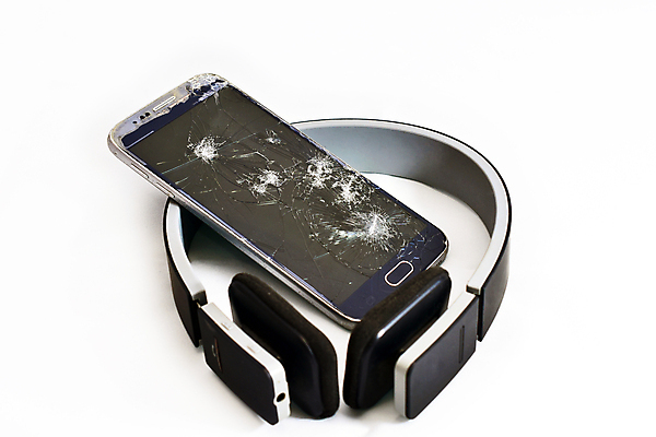 포토 JPG 해외이미지 디자인 이어폰 컨셉 인터넷 통신 모바일 기술 건강 사람없음 스마트폰 핸드폰 디지털 스크린 헤드폰 손상 장비 터치 정보 메시지 균열 수리 MP3 연결 무선전화기 전화기 스마트 오브젝트 전자 혁명 깨짐 오류 인터페이스 중고 지원 셀룰러 해외202007 해외포토 음향기기 모션 전자제품 스마트기기 파일형식