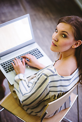 포토 JPG 해외이미지 백인 응시 여자 의자 직장 실내 한명 앉기 상반신 20대 성인 뒷모습 노트북 모니터 직장인 비즈니스우먼 성인여자한명만 해외202007 해외포토 서양인 직업 1 시선 뷰포인트 가구 회사 비즈니스 모션 사람 청년 내부 전자제품 컴퓨터 여자한명만 성인여자만 파일형식