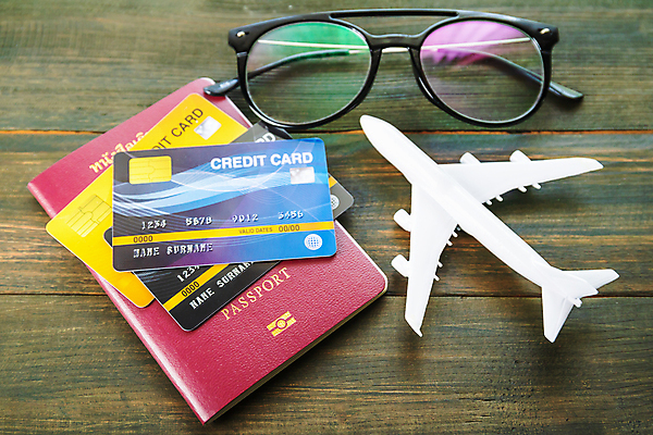 포토 JPG 해외이미지 무료이미지 안경 여행 백그라운드 컨셉 사람없음 신용카드 여권 비행기모형 나무배경 해외202007 해외포토 잡화 비행기 금융 모형 파일형식