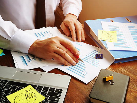 포토 JPG 해외이미지 무료이미지 손 남자 컨셉 비즈니스 통계 탁자 직장 한명 상반신 성인 앞모습 금융 노트북 사무실 펜 잡기 업무 비즈니스맨 경영자 문서 투자 회계 성인남자한명만 해외202007 해외포토 1 뷰포인트 가구 회사 모션 사람 신체부위 경제 전자제품 필기구 작업 직장인 리더 남자한명만 성인남자만 파일형식