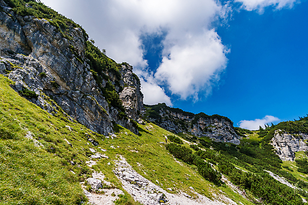 포토 JPG 해외이미지 구름 무료이미지 여행 자연 하늘 산 풍경 사람없음 야외 여름 봄 가을 암석 황무지 오스트리아 정상 숲 알프스 산봉우리 내추럴 보호구역 석회암 바이에른 해외202007 해외202105 해외포토 자연요소 계절 유럽 독일 돌_바위 생태계 봉우리 구역 파일형식