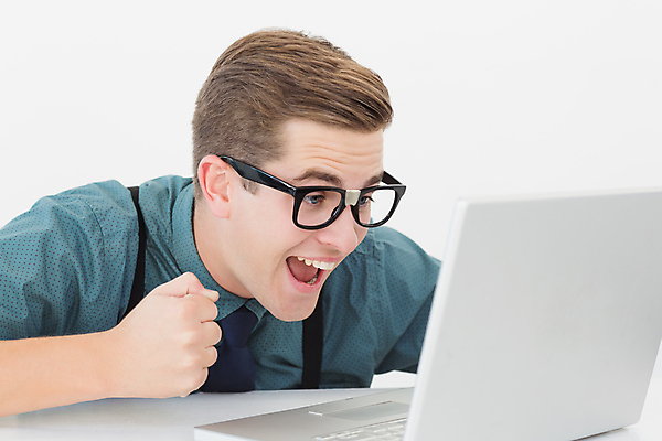 포토 JPG 해외이미지 백인 응시 남자 회사 비즈니스 응원 성공 직장 실내 한명 웃음 20대 성인 옆모습 노트북 주먹 비즈니스맨 성인남자한명만 안경낌 해외202007 해외포토 서양인 1 시선 안경 뷰포인트 컨셉 모션 표정 사람 청년 내부 전자제품 직장인 남자한명만 성인남자만 파일형식