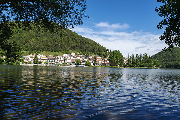 포토 JPG 해외이미지 나무 무료이미지 공원 유럽 호수 여행 자연 하늘 산 풍경 사람없음 야외 초록색 물 여름 파란색 강 마을 계곡 검은색 이탈리아 폭포 에너지 숲 타운 내추럴 해외202007 해외202105 해외포토 자연요소 식물 계절 공공시설 나라 컬러 도시 생태계 파일형식