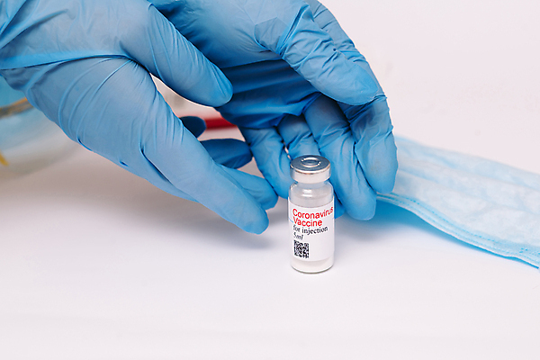 포토 JPG 해외이미지 손 계절 어린이 장갑 컨셉 건강 병원 관리 주사기 사람 성인 사람없음 파란색 약 환자 의사 잡기 실험실 바이러스 질병 예방 주사약 고무 테라피 돌봄 백신 복용 예방접종 예방주사 전염병 해외202007 해외포토 잡화 컬러 의학 의료기기 모션 실험 신체부위 뷰티 의료진 접종 파일형식