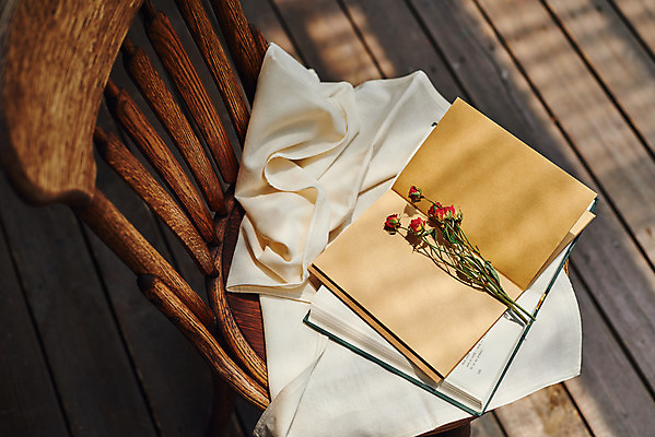 포토 JPG 주간 식물 꽃 의자 사람없음 야외 책 장미 갈색 천 오브젝트 감성 드라이플라워 국내포토 자연요소 컬러 가구 컨셉 직물 파일형식