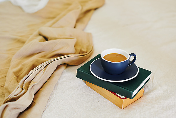 포토 JPG 커피 실내 사람없음 책 이불 침대 커피잔 오브젝트 감성 국내포토 음료 가구 컨셉 침구 잔 내부 파일형식