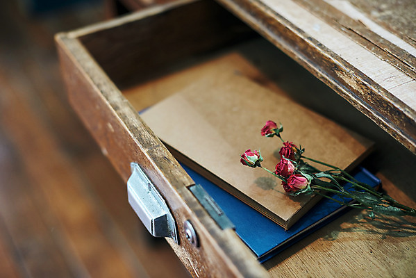 포토 JPG 꽃 실내 사람없음 책 장미 책상 오브젝트 서랍장 감성 드라이플라워 국내포토 식물 가구 컨셉 내부 파일형식