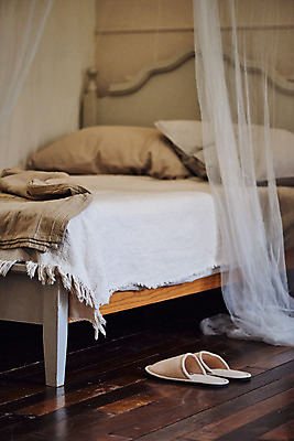 포토 JPG 슬리퍼 주택 실내 사람없음 침실 이불 침대 오브젝트 감성 국내포토 가구 신발 컨셉 침구 내부 건물 파일형식