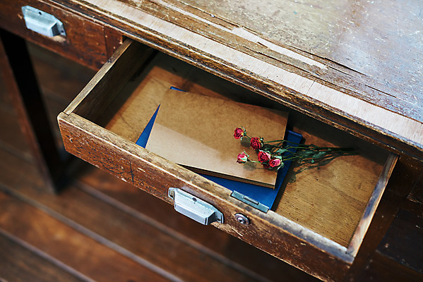 포토 JPG 실내 사람없음 책 장미 책상 오브젝트 서랍장 감성 드라이플라워 국내포토 꽃 가구 컨셉 내부 파일형식