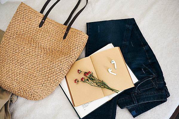 포토 JPG 이어폰 가방 주택 실내 사람없음 책 하이앵글 장미 공책 침실 청바지 침대 오브젝트 감성 드라이플라워 국내포토 잡화 꽃 뷰포인트 음향기기 가구 컨셉 바지 문구용품 내부 건물 파일형식