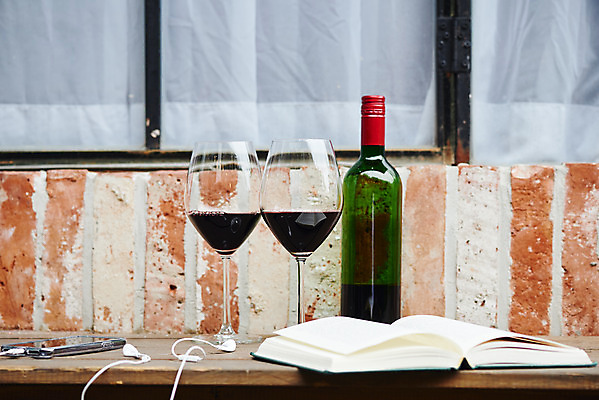 포토 JPG 주간 이어폰 와인잔 사람없음 야외 책 스마트폰 와인 오브젝트 감성 장식술 국내포토 자연요소 음향기기 컨셉 술잔 주류 장식 핸드폰 스마트기기 파일형식