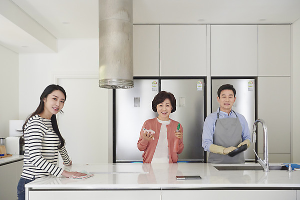 포토 JPG 여자 남자 딸 중년 50대 가족 엄마 실내 요리 서기 미소 상반신 성인 앞모습 옆모습 세명 30대 주방 식사 한국인 프라이팬 아빠 설거지 준비 고무장갑 닦기 수세미 부녀 국내포토 뷰포인트 장갑 가사 관계 모션 주방용품 표정 사람 동양인 내부 장년 고무 파일형식