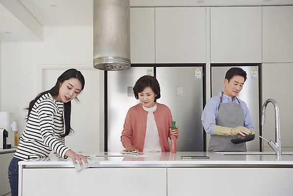 포토 JPG 여자 남자 딸 중년 50대 가족 엄마 실내 요리 서기 상반신 성인 앞모습 옆모습 세명 30대 주방 식사 한국인 프라이팬 아빠 설거지 준비 고무장갑 닦기 수세미 부녀 국내포토 뷰포인트 장갑 가사 관계 모션 주방용품 사람 동양인 내부 장년 고무 파일형식