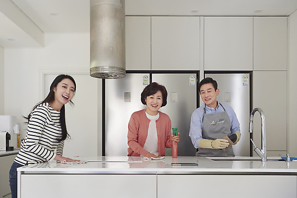 포토 JPG 여자 남자 딸 중년 50대 가족 엄마 실내 요리 서기 미소 상반신 성인 앞모습 옆모습 세명 30대 주방 식사 한국인 프라이팬 아빠 설거지 준비 고무장갑 닦기 수세미 부녀 국내포토 뷰포인트 장갑 가사 관계 모션 주방용품 표정 사람 동양인 내부 장년 고무 파일형식