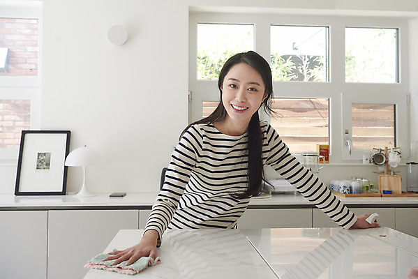 포토 JPG 여자 실내 한명 서기 미소 상반신 성인 앞모습 30대 주방 식사 한국인 준비 닦기 행주 성인여자한명만 국내포토 1 뷰포인트 모션 표정 사람 동양인 내부 장년 청소도구 여자한명만 성인여자만 파일형식