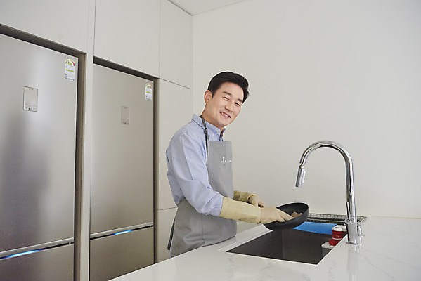 포토 JPG 남자 중년 50대 실내 요리 한명 서기 미소 상반신 옆모습 주방 식사 한국인 프라이팬 설거지 준비 고무장갑 닦기 수세미 중년남자한명만 국내포토 1 뷰포인트 장갑 가사 모션 주방용품 표정 사람 동양인 성인 내부 고무 남자한명만 중년남자만 파일형식