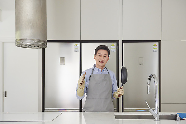 포토 JPG 남자 중년 50대 실내 요리 한명 서기 미소 상반신 앞모습 주방 식사 한국인 프라이팬 설거지 준비 고무장갑 닦기 수세미 중년남자한명만 국내포토 1 뷰포인트 장갑 가사 모션 주방용품 표정 사람 동양인 성인 내부 고무 남자한명만 중년남자만 파일형식