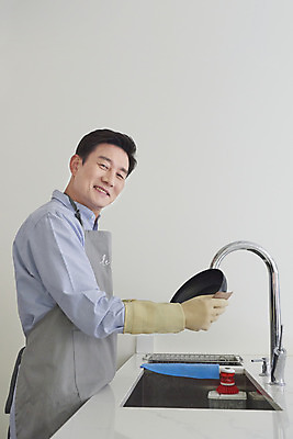 포토 JPG 남자 중년 50대 실내 요리 한명 서기 미소 들기 상반신 옆모습 주방 식사 한국인 프라이팬 설거지 준비 고무장갑 닦기 수세미 중년남자한명만 국내포토 1 뷰포인트 장갑 가사 모션 주방용품 표정 사람 동양인 성인 내부 고무 남자한명만 중년남자만 파일형식