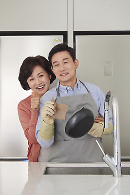 포토 JPG 부부 여자 남자 중년 50대 가사 가족 포옹 실내 요리 서기 미소 들기 상반신 두명 앞모습 주방 식사 앞치마 한국인 도움 프라이팬 준비 고무장갑 백허그 중년만 국내포토 커플 뷰포인트 장갑 컨셉 관계 안기 모션 주방용품 표정 사람 동양인 성인 내부 고무 성인만 파일형식