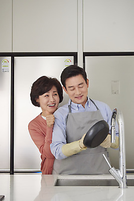 포토 JPG 부부 여자 남자 중년 50대 가사 가족 포옹 실내 요리 서기 미소 들기 상반신 두명 앞모습 주방 식사 앞치마 한국인 도움 프라이팬 준비 고무장갑 백허그 중년만 국내포토 커플 뷰포인트 장갑 컨셉 관계 안기 모션 주방용품 표정 사람 동양인 성인 내부 고무 성인만 파일형식