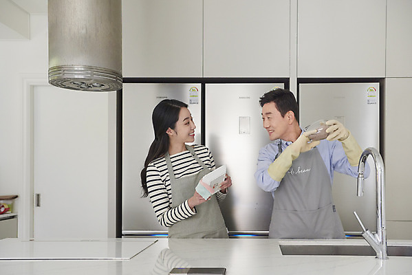 포토 JPG 그릇 여자 남자 중년 50대 가족 실내 요리 서기 들기 상반신 성인 두명 앞모습 30대 주방 식사 한국인 설거지 준비 고무장갑 닦기 행주 부녀 국내포토 식기 딸 뷰포인트 장갑 가사 관계 모션 사람 동양인 내부 장년 아빠 청소도구 고무 파일형식