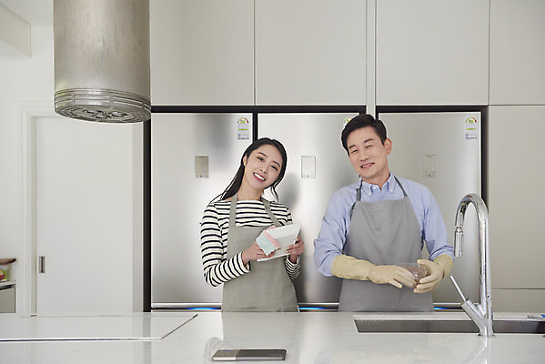 포토 JPG 그릇 여자 남자 중년 50대 가족 실내 요리 서기 들기 상반신 성인 두명 앞모습 30대 주방 식사 한국인 설거지 준비 고무장갑 닦기 행주 부녀 국내포토 식기 딸 뷰포인트 장갑 가사 관계 모션 사람 동양인 내부 장년 아빠 청소도구 고무 파일형식